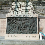 Arcevia, il monumento ai Partigiani caduti nell'eccidio di Monte S.Angelo del 4 maggio 1944. Fonte: Wikipedia