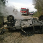 l’auto si ribalta e prende fuoco: muore il conducente