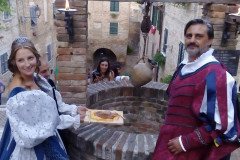 La coppia ducale alla festa del pozzo della polenta a Corinaldo