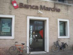 La filiale di Banca Marche in piazza del Duca a Senigallia, con lo sportello Bancomat