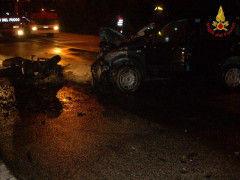 Incidente mortale al Ciarnin, auto e moto distrutte