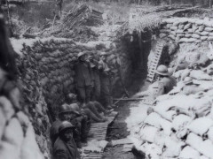 Soldati in trincea durante la prima Guerra mondiale