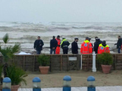 Le operazioni di recupero del corpo rinvenuto nella spiaggia di Senigallia