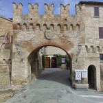 Corinaldo: la porta del vicolo dei ladroni e l'ingresso del teatro C.Goldoni