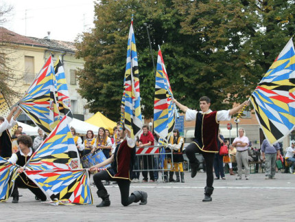 Gli sbandieratori del "Combusta Revixi" a "Sapori d'autunno" a Senigallia