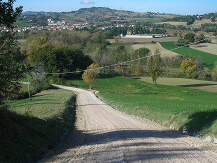 La strada in contrada Caselle, a Castelleone di Suasa, dopo i lavori di sistemazione