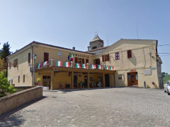 Piazza Leopardi a Castel Colonna (foto del maggio 2011)