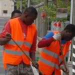 Attività di volontariato per i migranti richiedenti asilo: pulizia delle strade e decoro urbano
