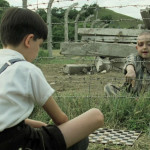 Il bambino con il pigiama a righe