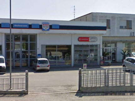 Il negozio di telefonia oggetto di un furto a Serra de' Conti