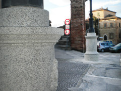 I due pali all'ingresso del centro storico di Ostra