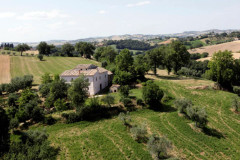 l casale a Castelleone di Suasa, nelle colline della regione Marche