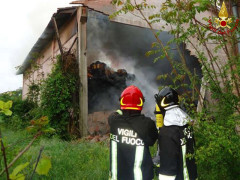 I Vigili del fuoco intervengono per un incendio a un capanno agricolo