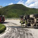Il camion ribaltato sulla s.p. 360 ad Arcevia: l'intervento dei Vigili del fuoco