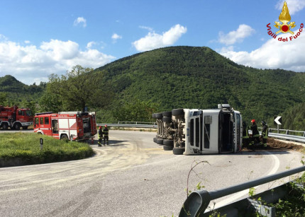 Il camion ribaltato sulla s.p. 360 ad Arcevia: l'intervento dei Vigili del fuoco