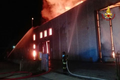 Il capannone della Union Cosmetics distrutto dall'incendio alla Cesanella di Senigallia: i Vigili del fuoco al lavoro