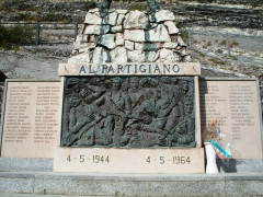 Arcevia, il monumento ai Partigiani caduti nell'eccidio di Monte S.Angelo del 4 maggio 1944. Fonte: Wikipedia