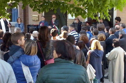 La cerimonia di intitolazione al prof. Lorenzo Mancinelli della scuola secondaria di primo grado a Castelleone di Suasa