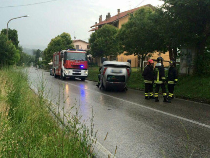 la scena dell'incidente avvenuto a Castel Colonna: auto ribaltata in via Fonte: Vigili del fuoco sul posto