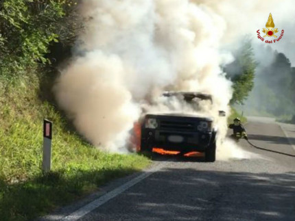 Auto a fuoco ad Arcevia