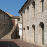 L'ingresso e il cortile della Biblioteca comunale Antonelliana di Senigallia