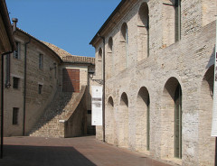 L'ingresso e il cortile della Biblioteca comunale Antonelliana di Senigallia