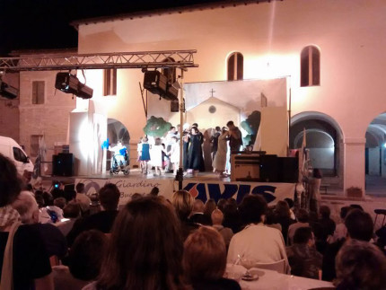 Una scena del musical de Il Giardino dei Bucaneve" a Ostra Vetere in occasione di cocomeravis 2016