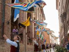 Gli sbandieratori del gruppo storico Combusta Revixi alla Festa del pozzo della polenta di Corinaldo