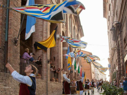 Gli sbandieratori del gruppo storico Combusta Revixi alla Festa del pozzo della polenta di Corinaldo