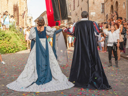 La coppia ducale e i turisti a Corinaldo per la Festa del pozzo della polenta