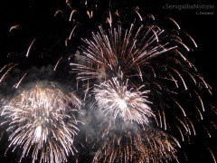 Lo spettacolo dei fuochi d'artificio continua a riscuotere successo a Senigallia