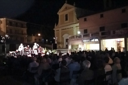 Il concerto del gruppo La Macina in piazza Leopardi a Ripe di Trecastelli