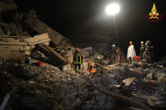 I soccorsi e i Vigili del fuoco ad Amatrice, Rieti, al lavoro per liberare dalle macerie persone e cose dopo il terremoto del 24 agosto 2016