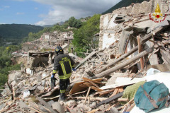 I soccorsi e i Vigili del fuoco a Pescara del Tronto, Ascoli Piceno, al lavoro per liberare dalle macerie persone e cose dopo il terremoto del 24 agosto 2016