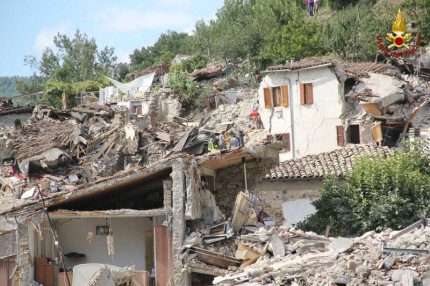 I soccorsi e i Vigili del fuoco a Pescara del Tronto, Ascoli Piceno, al lavoro per liberare dalle macerie persone e cose dopo il terremoto del 24 agosto 2016