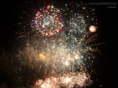 Lo spettacolo dei fuochi d'artificio continua a riscuotere successo a Senigallia