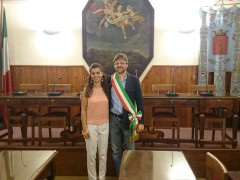 La studentessa Federica Vitale con Andrea Bomprezzi, sindaco di Arcevia