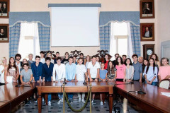 La cerimonia di consegna del premio di merito scolastico "Generale Domenico Grandi" nella sala consiliare di Corinaldo