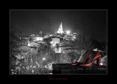 Ostra Vetere fa da sfondo alle "scarpe rosse" - Foto di Massimo Campolucci