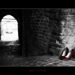 Ostra Vetere fa da sfondo alle "scarpe rosse" - Foto di Massimo Campolucci