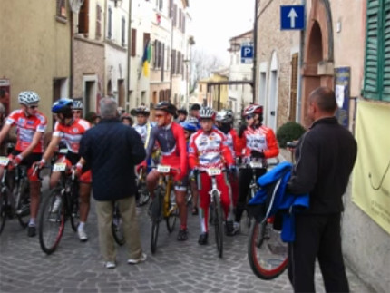 Gli atleti alla partenza della gara di ciclocross a Barbara il 12 dicembre 2011