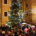 L'albero di natale in piazza della Libertà a Ostra Vetere