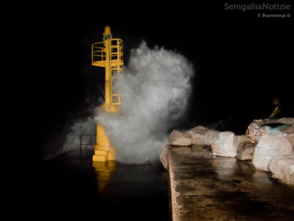 La mareggiata al porto di Senigallia tra l'11 e il 12 febbraio 2013. Foto di Francesco Buontempi