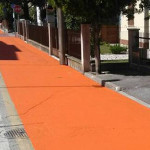 I lavori di resinatura della pista ciclabile al Vivere Verde di Senigallia