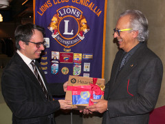 Il defibrillatore donato alla Croce Rossa di Senigallia dal Lions Club. A sinistra Marco Mazzanti (CRI), a destra Dario Pescosolido (Lions)