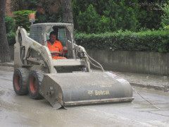 Pulizia delle strade dopo l'alluvione