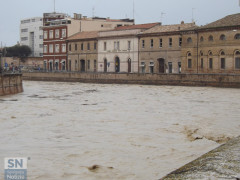 Il fiume Misa pieno di acqua e fango dopo alcune ore di pioggia