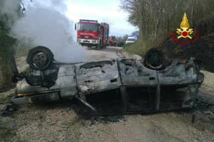 l’auto si ribalta e prende fuoco: muore il conducente