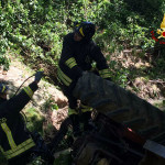  trattore si ribalta in un fosso 