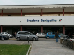 Le auto parcheggiate la stazione ferroviaria di Senigallia